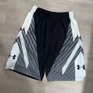 Under Armour Large basketball shorts black with details